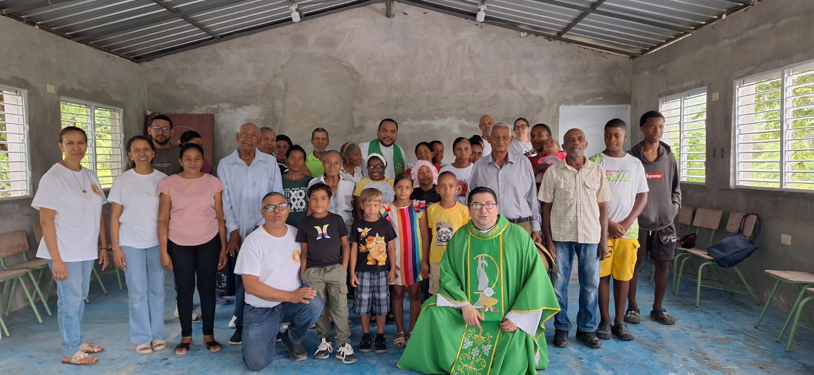 We are currently working in two parishes: 1. San Isidro Labrador Parish, in the town of Estebanía, where the main center is located. Eight villages situated in the mountains are also affiliated with this parish. 2. Nuestra Señora de los Milagros Parish, in the town of Las Charcas. Six villages are also affiliated with this parish.