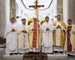 Mons.-Raul-Martínez-with-new-ordained-Fraternity-Priests-in-Guatemala