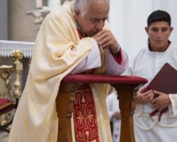 Msgr.-Raul-Martínez-the-Apostolic-Administrator-of-Guatemala.-Praying-at-the-Metropolitan-Cathedral-on-the-day-of-the-ordenation-of-5-new-Fraternity-Priests.