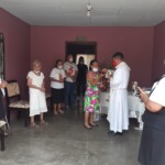 Fr.-Jilberto-Tzaj-celebrating-Mass-in-a-home.-San-Jose-Esposo-Mission.-La-Ceiba