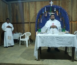 2025 Peru - Fr. Carlos and Fr. Romulo celebrate the Mass during their visit to Trompeteros village.