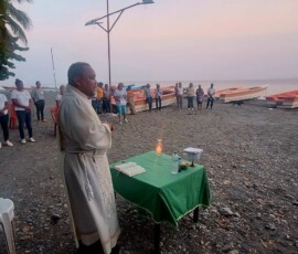 Father Leandro celebrating the Eucharist in honor of the patroness, Our Lady of Mount Carmel, with the Palmar de Ocoa community by the seashore.